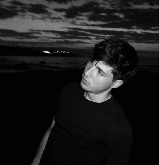 Retrato en blanco y negro de Elián Kreimer al aire libre